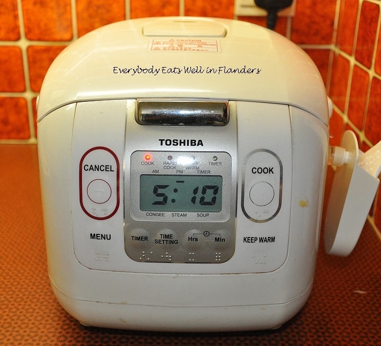 Everybody Eats Well in Flanders: RCC #1 - My Very First Ricecooker Cake
