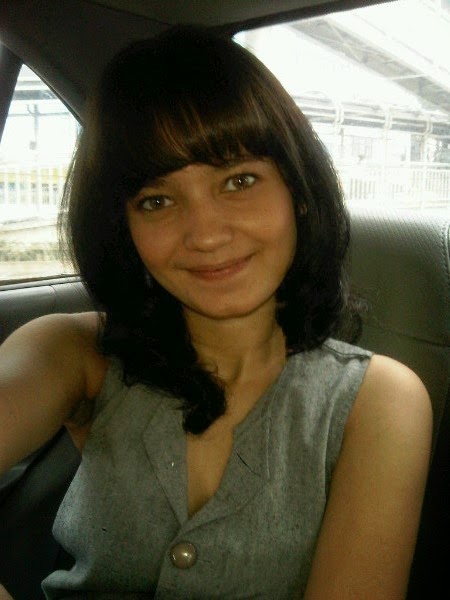 Foto cantik Enzy Storia di dalam mobil Foto cantik Enzy Storia di dalam mobil