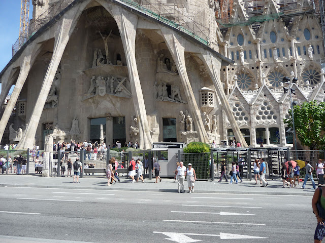 Храм Саграда Фамилия по проекту Антонио Гауди в Барселоне Храм Саграда Фамилия по проекту Антонио Гауди в Барселоне