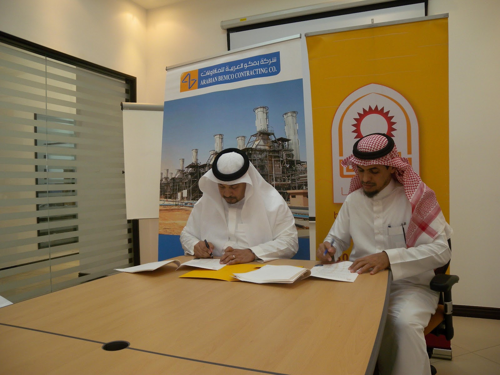 باب رزق جميل يوقع إتفاقية التوظيف الغير مباشر مع شركة بمكو زوايا شبابية L يرتبط بشبكة زوايا الإخبارية