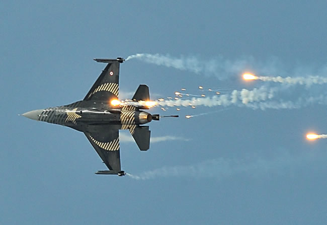 Solo+Turk+-+F-16+Aerobatic+Team+%252822%2529+turkish+air+force.jpg