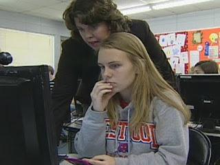 Vicki Davis helping one of her students