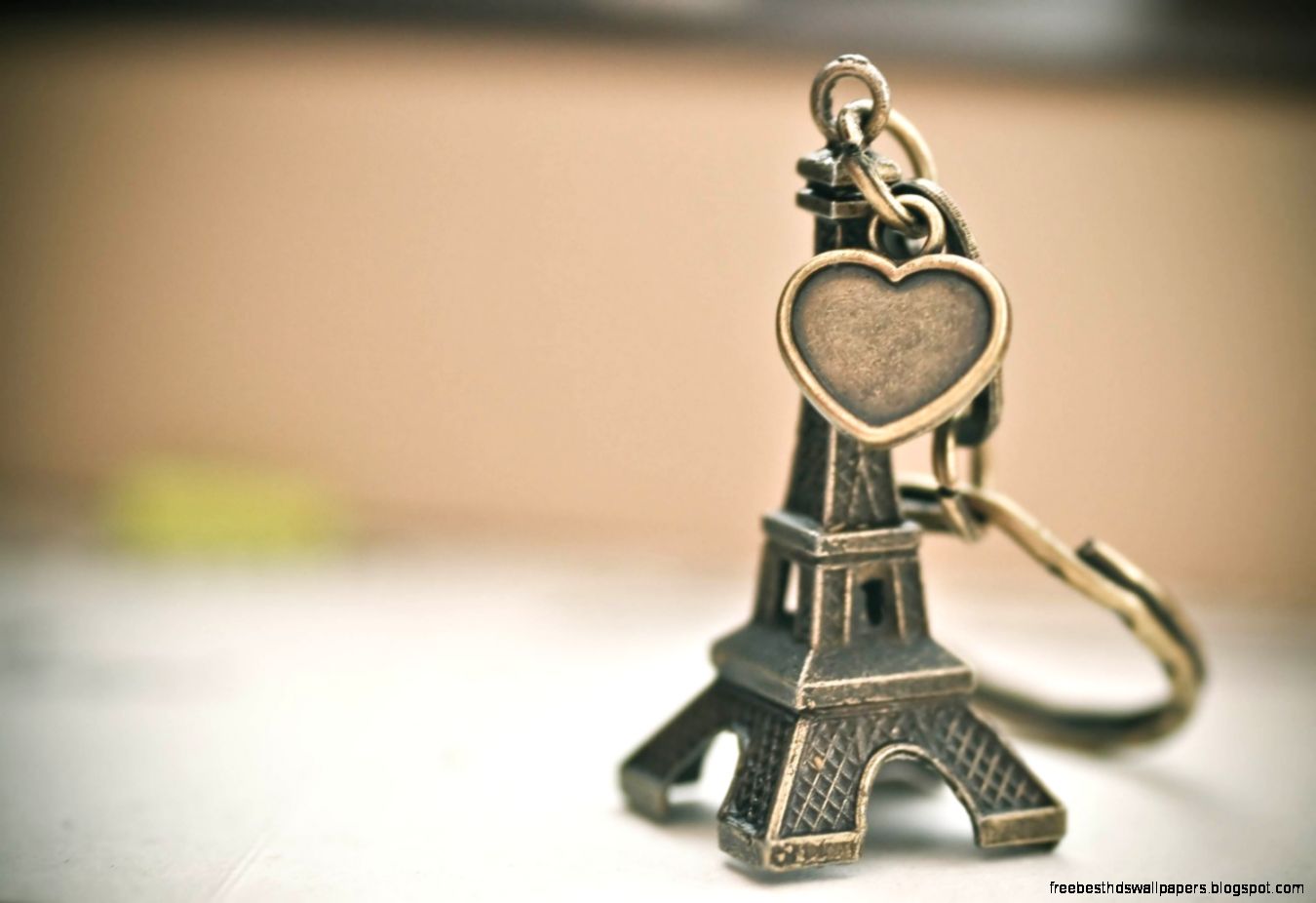 1970s vintage Eiffel tower keychain by theplaythings on Etsy 1970s vintage Eiffel tower keychain by theplaythings on Etsy