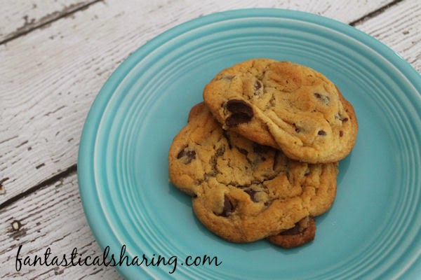 World's Best Peanut Butter Chocolate Chip Cookies | Just what your chocolate chip cookies needed: PEANUT BUTTER!! #cookies #recipe