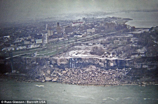 Foto Langka Saat Air Terjun Niagara Mengering [ www.BlogApaAja.com ]