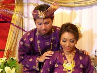 Minkot's: Ally Iskandar Bertunang Dengan Aishah Zainal (Gadis Melayu).
