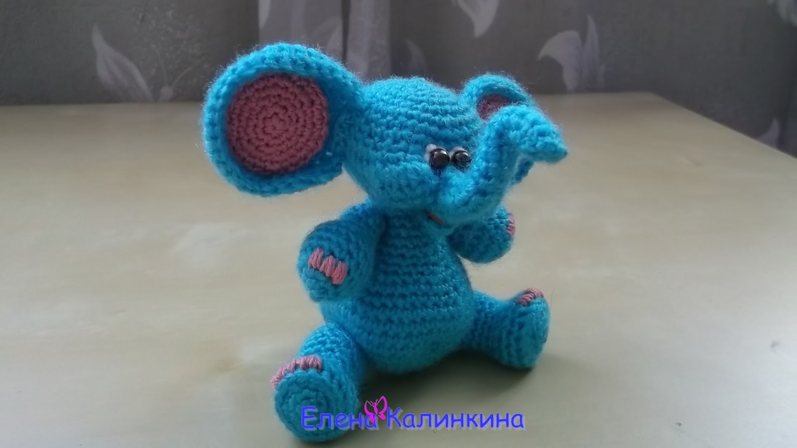 Связанный слоненок крючком Связанный слоненок крючком