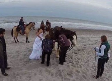 Η φωτογράφηση γάμου με άλογο δεν είναι πάντα καλή ιδέα...[pics]