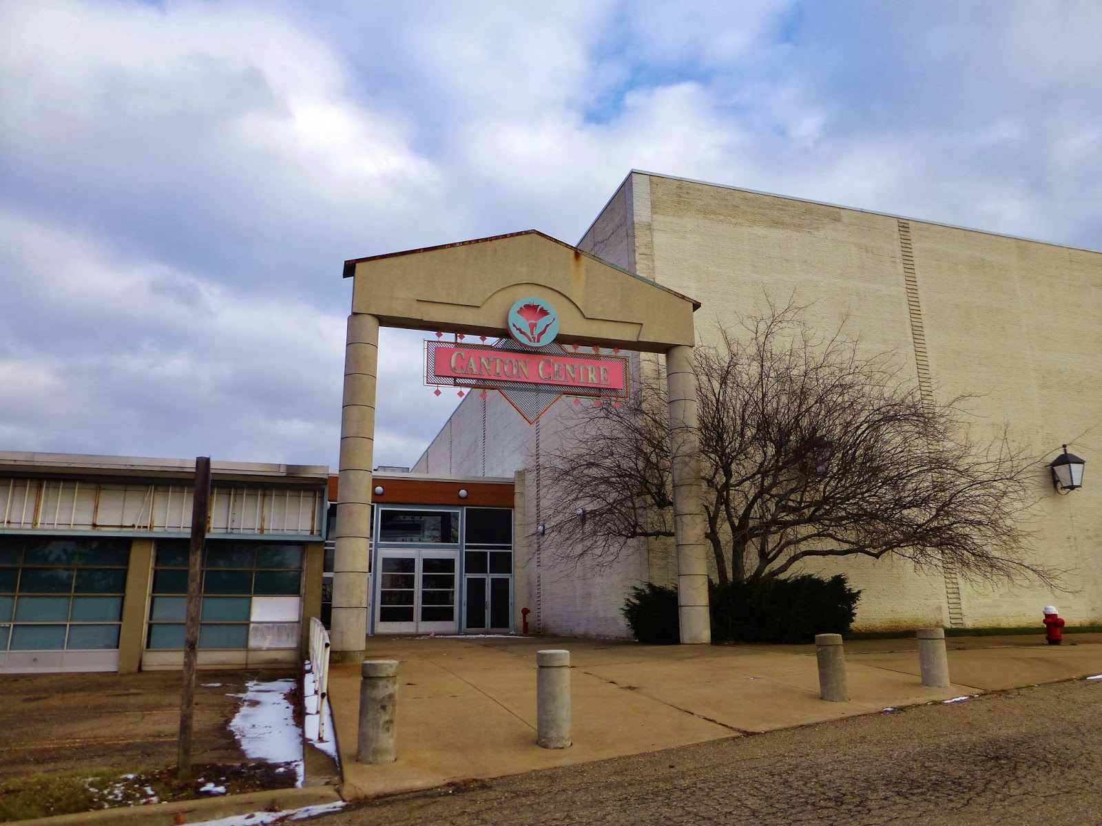 Dead and Dying retail Mellett Mall / Canton Centre in Canton, Ohio