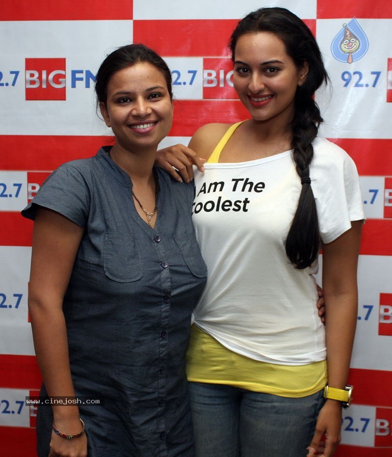 sonakshi sinha at rowdy rathore movie promotes 92 7 big fm studios  - (2) -  Sonakshi Sinha Promotes Rowdy Rathore at 92.7 BIG FM