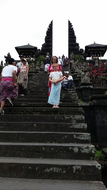 Macarenas en la escalera de Pura Penataran