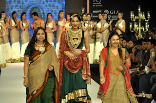 Sonal Chauhan Sizzling walks for Deepti & Amisha at IIJW 2012