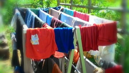 Cara Menjemur Baju Agar Tidak Diterbangkan Angin Tanpa Alat Tambahan
