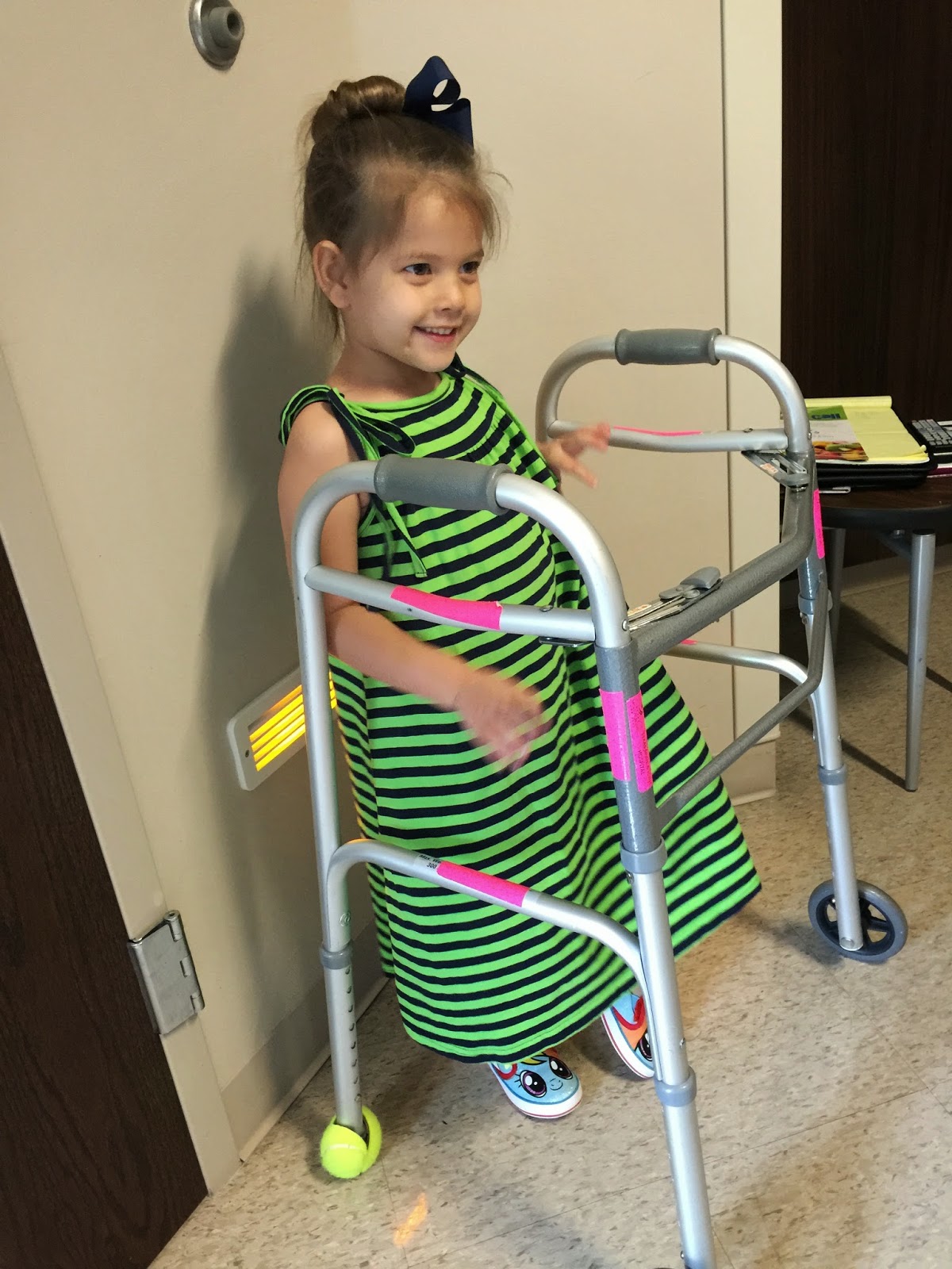 While I'm Waiting... 15 ways to entertain a toddler while waiting...