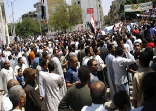 مسيرة طلابية تندد بالمجلس العسكري بجامعة القناة