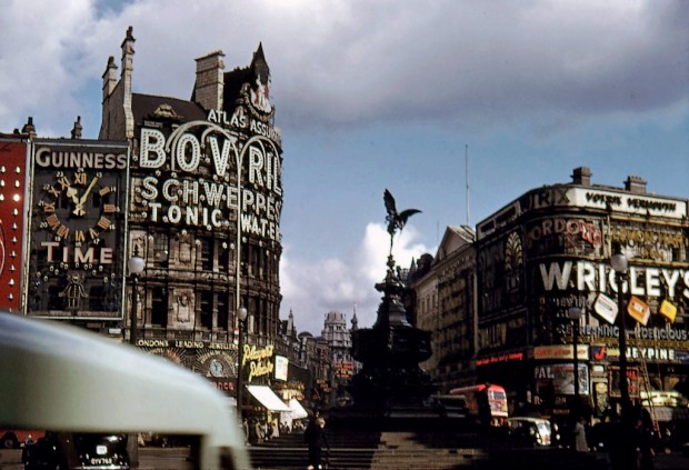Amazing Historical Photo of Piccadilly Circus in 1952 