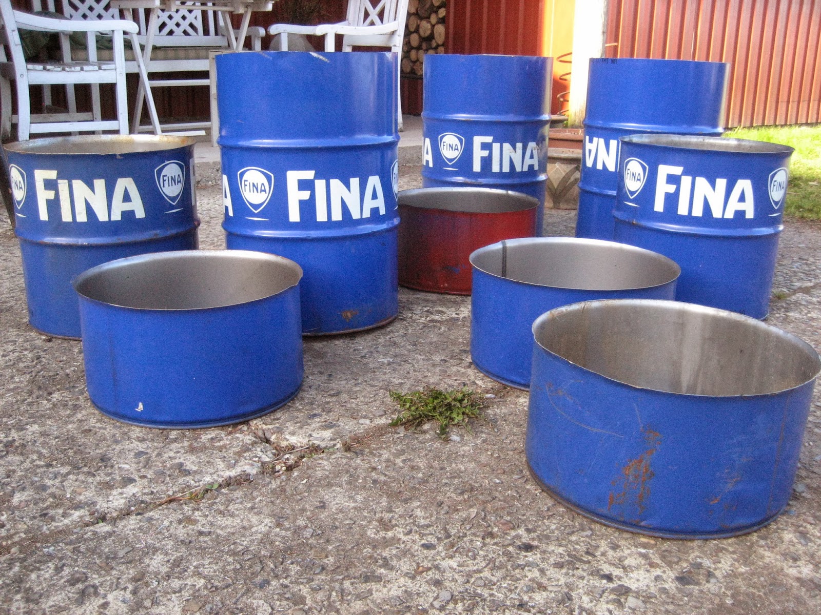 Fru pedersens have: olietønder forvandlet til plantebeholdere.