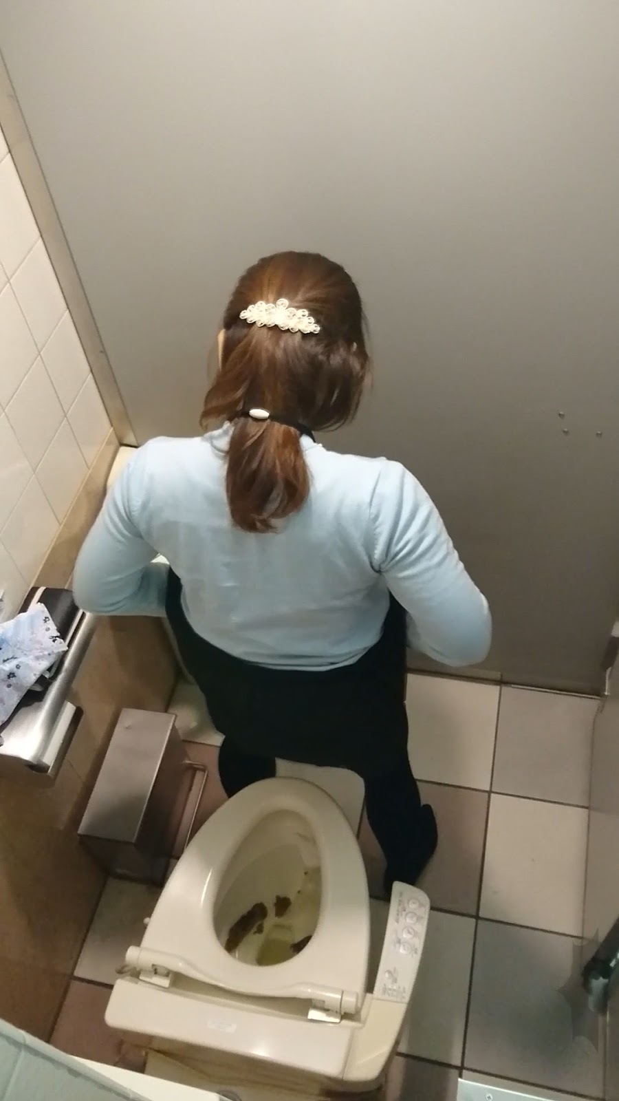 В туалете снимают видео с писающей девушкой