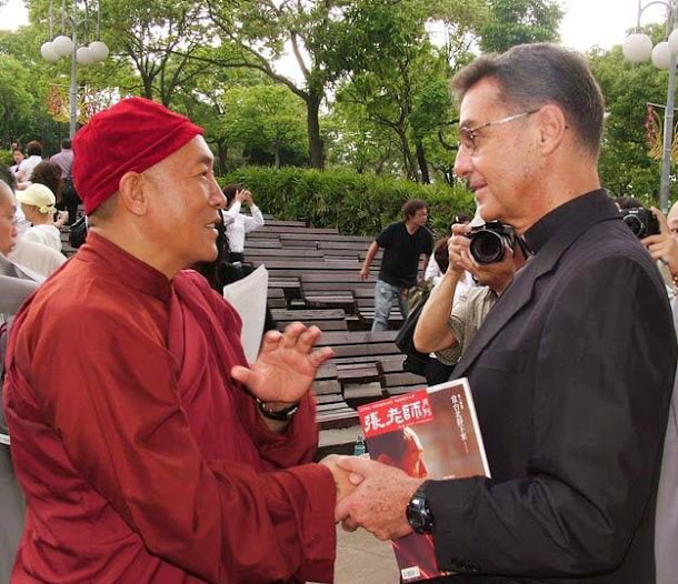 丁松筠神父於2017年5月31日因心臟病去世,享年75歲,人生大半歲月在台灣傳教貢獻,就在入籍前一天離世,心道法師今天以老朋友身份送他一程。追思會現場設置丁神父人形立牌,讓大家可以合照,心道法師也和好朋友合影。 丁松筠神父於2017年5月31日因心臟病去世,享年75歲,人生大半歲月在台灣傳教貢獻,就在入籍前一天離世,心道法師今天以老朋友身份送他一程。追思會現場設置丁神父人形立牌,讓大家可以合照,心道法師也和好朋友合影。