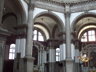 Basilica Santa Maria de la Salud, obra maestra arquitectónica de Longhena. Ubicada casi en el límite del Canal Grande, hacia la laguna junto a la plaza San Marcos. Basilica della Salute en Venecia. Basilicas de Venecia. Iglesias de Italia. Iglesias de Venecia. Iglesias por el mundo. Iglesias del mundo