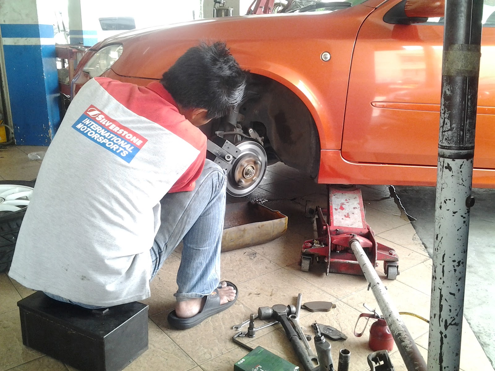 Orang Tasek repair kereta..