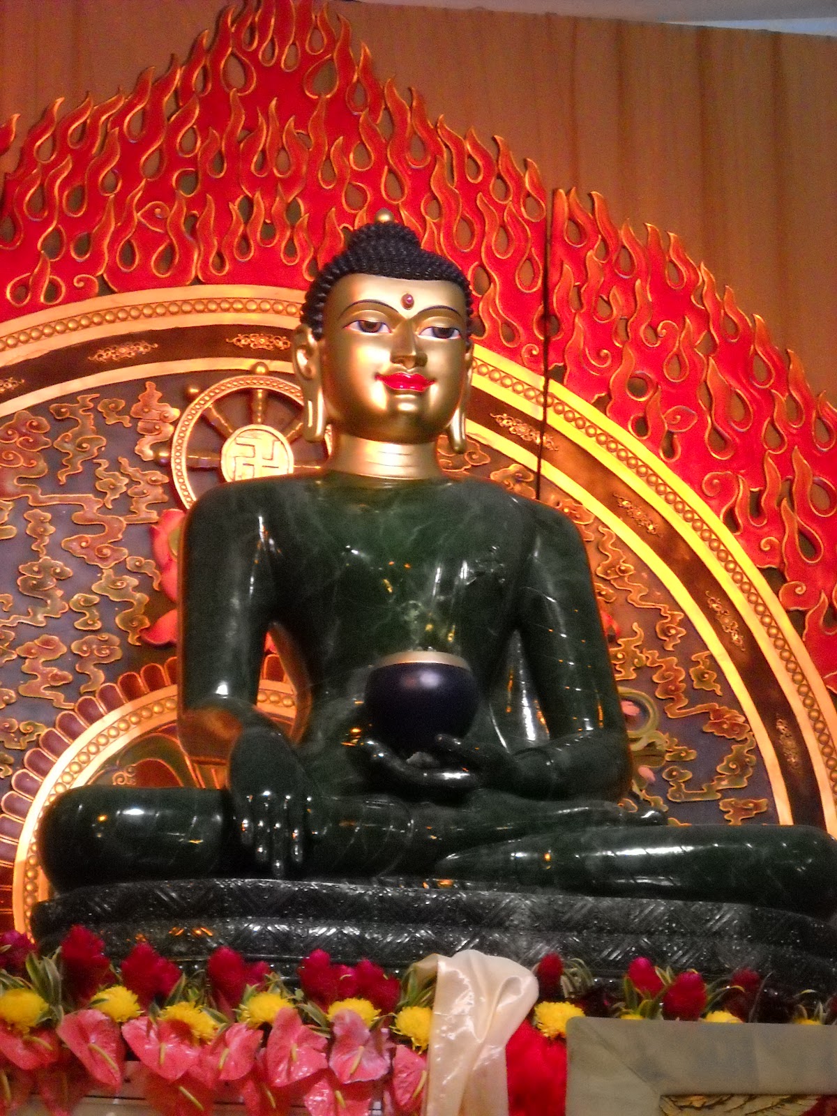 细细世界 The Biggest Jade Buddha In The World