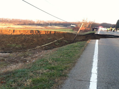 Usa: un massivo sinkhole "divora" una strada 20210648_BG2+%25281%2529