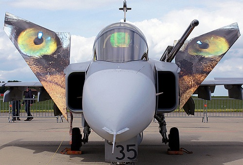صور اليوم الخميس 18 اكتوبر 2012 Czech+JAS-39+Gripen+with+cats+eyes+2