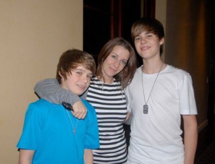 a picture of justin bieber mom and dad. who is justin bieber mom and