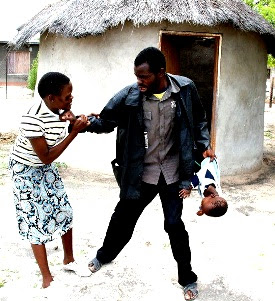 Mãe mata bebé usando alho para salvar nova relação - Inhanbane 1 Crianca violencia domestica.jpg