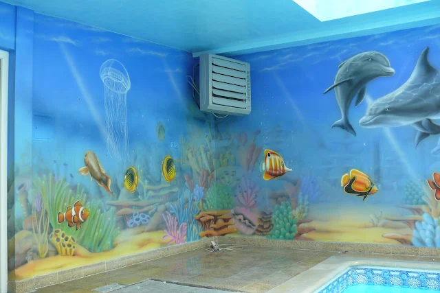 Malowanie rafy koralowej, aranżacja ścian na basenie, malowanie rybek na ścianie