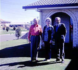 海尼克 with 海尼克 with T.C. Drury and wife, Brisbane, 1973 海尼克 with T.C. Drury and wife, Brisbane, 1973 (250 px)