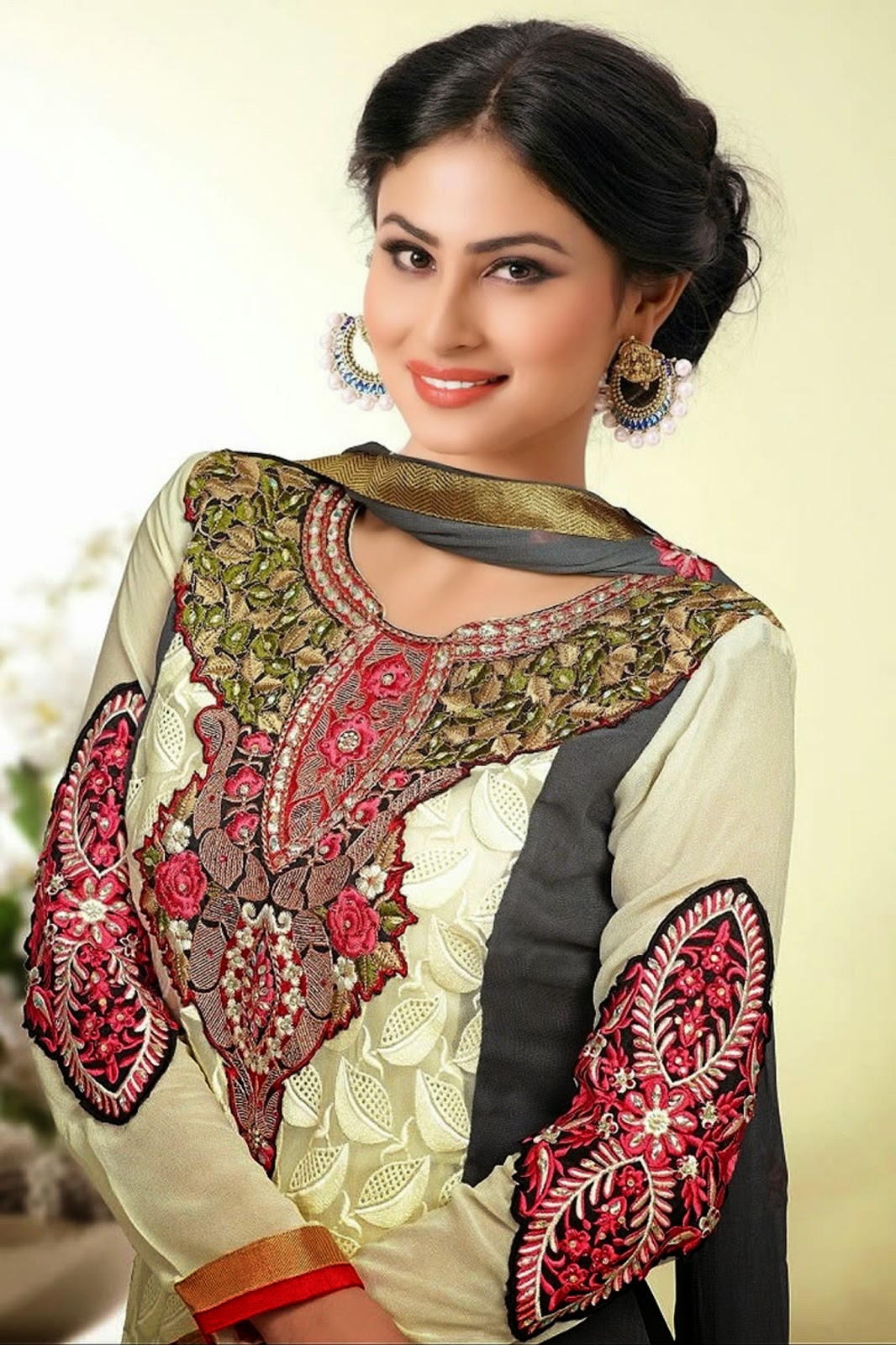 Dynamic Views: Mouni Roy Indian Drama Actress Wallpapers