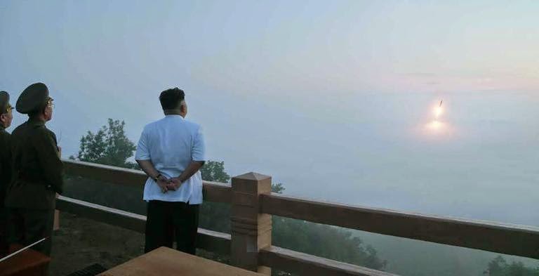 النشاطات العسكريه للزعيم الكوري الشمالي كيم جونغ اون .......متجدد  Kim+Jong+Un+witness+launch+of+North+Korean+Scuds+1