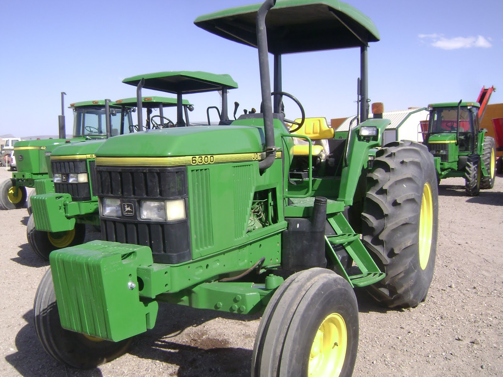 MAQUINARIA AGRICOLA INDUSTRIAL Tractor John Deere 6300, 90hp, 1994