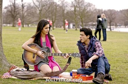 Kareena plays the guitar while shahrukh is enthralled - (5) - Katrina kaif & shahrukh khan on set of New Movie (untitled)