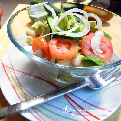 Insalata vegana con pomodori e fagioli cannellini con avocado