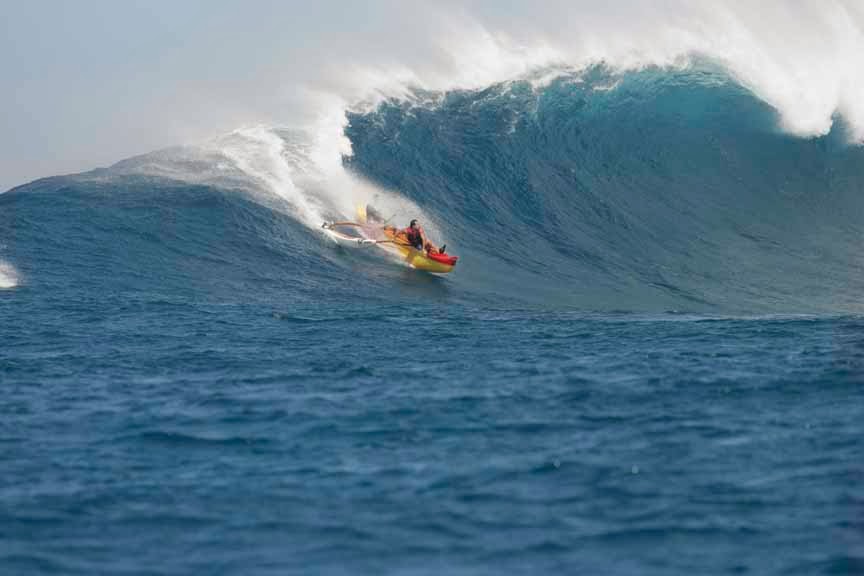 Surfski et Vaa à Huahine This is canoe surfing