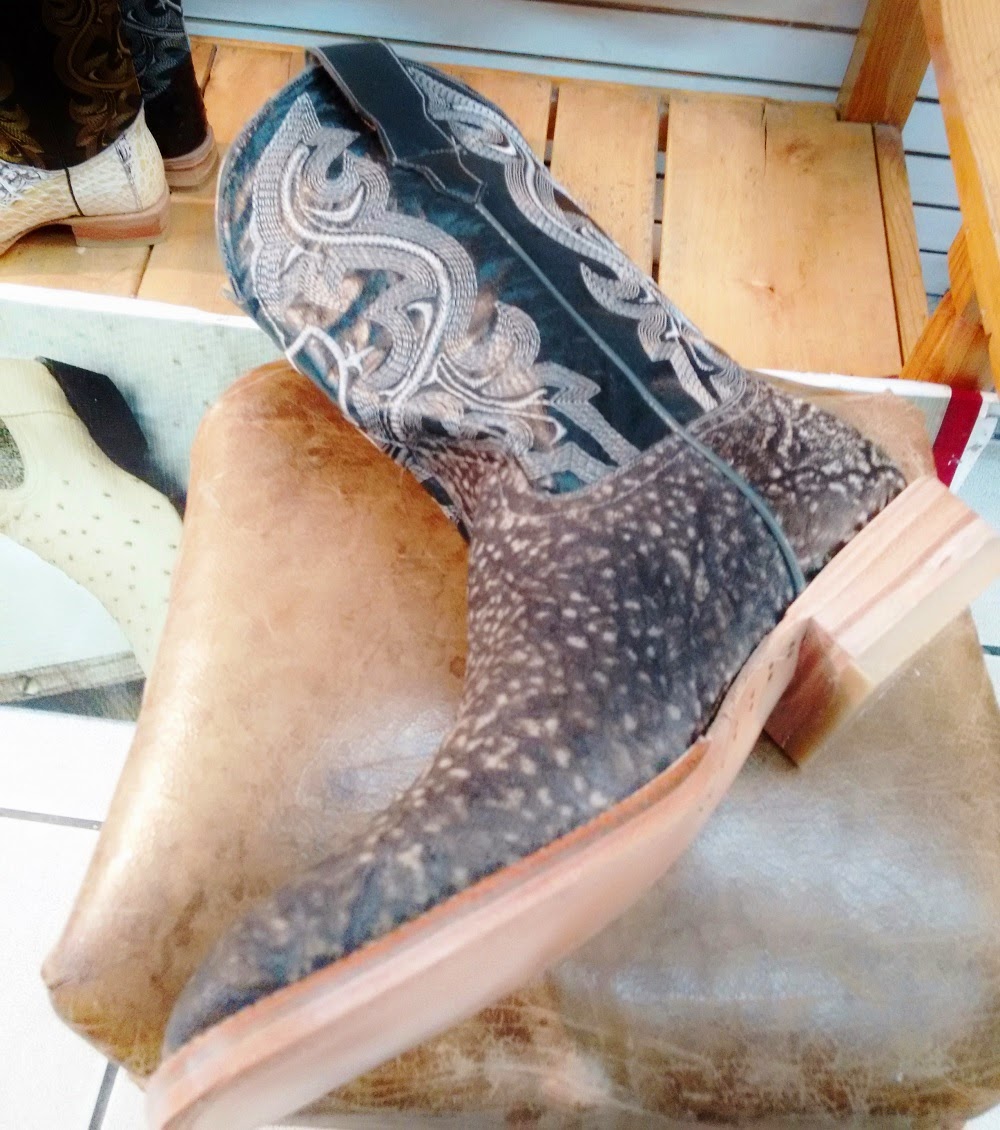 botas vaqueras de piel de sapo