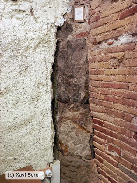 Trozo de la muralla de Barcelona en una tienda de la calle Avinyó