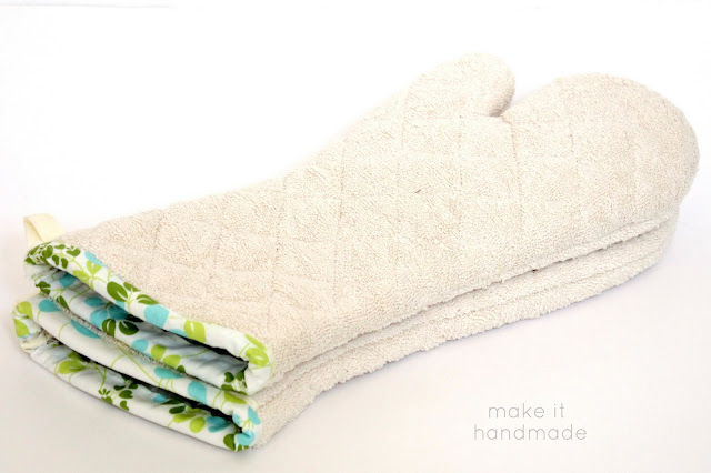 Customize an oven mitt with a few scraps and a spare 5 minutes! Tutorial by Make It Handmade