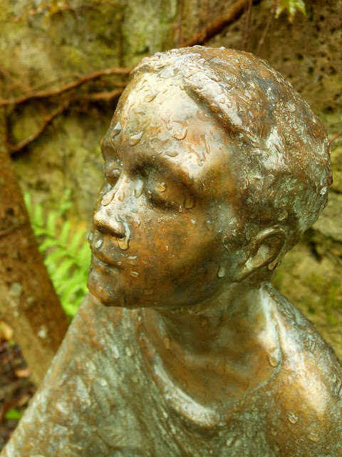 Statue at at Maria Laach (2012-05-05) 