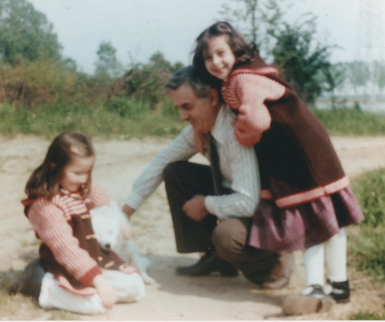 Carlo Narratone con le adorate nipotine Giorgia e Carla, in compagnia della cagnolina Neve