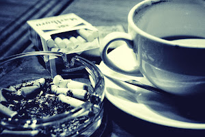 Un cigarro, un café y una horrible melancolía