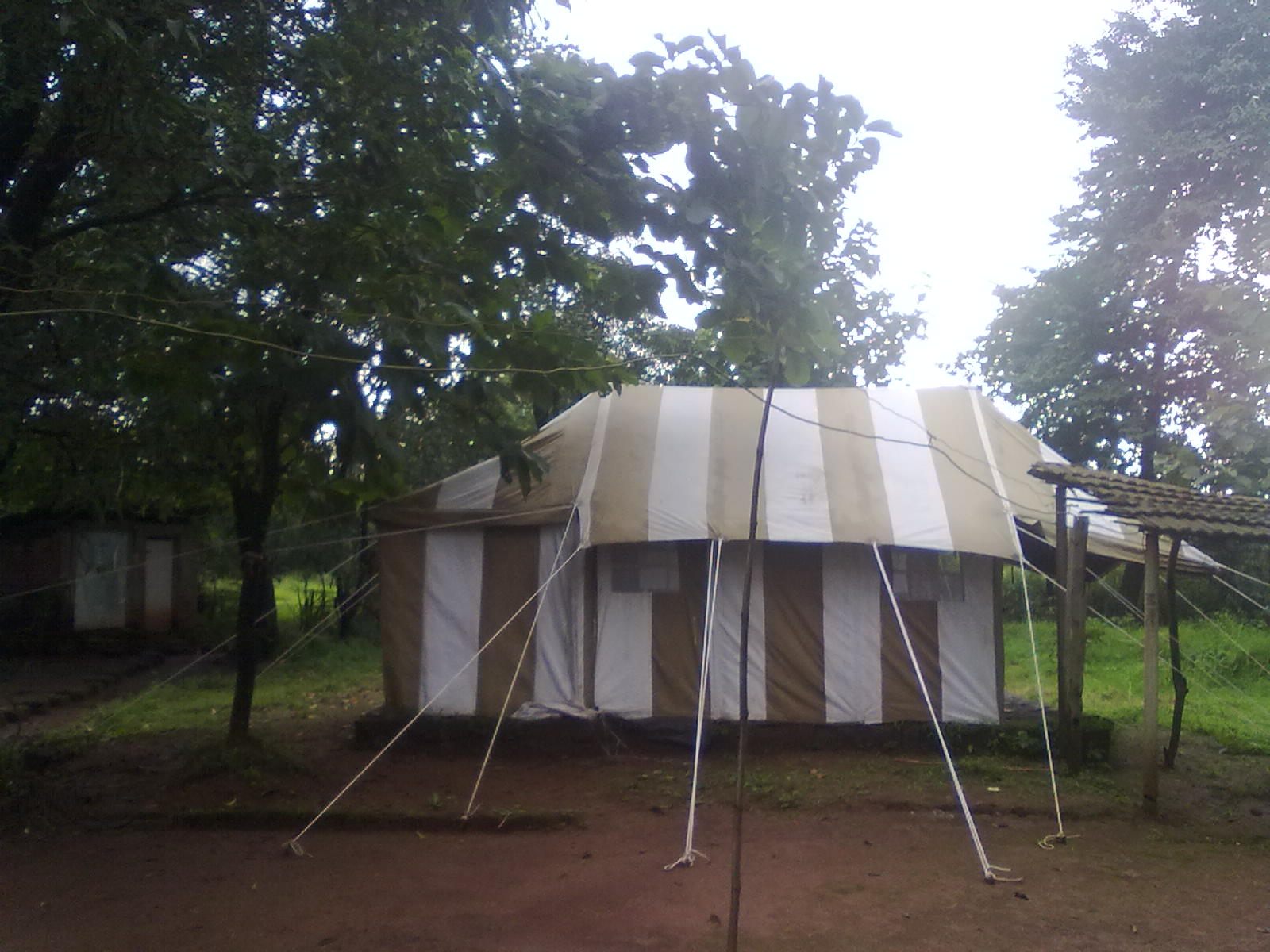 उत्तम फार्म मध्ये राहण्यासाठी सुसज्ज तंबू