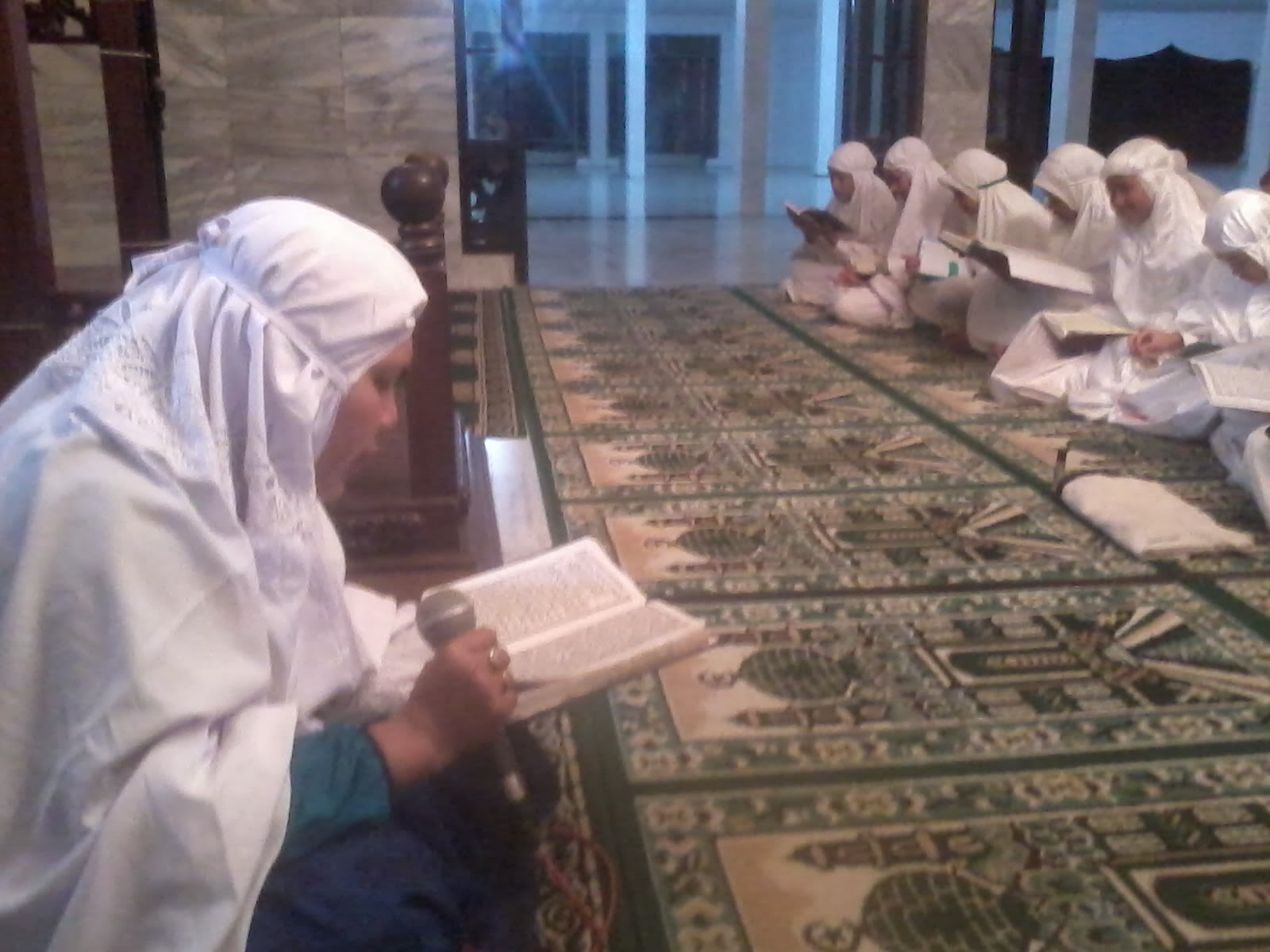 Kreatifitas tanpa Batas Peserta putri Malam Ibadah saat bertadarrus Al Qur an mengawali kegiatan malam Ibadah kegiatan ini langsung dibimbing langsung oleh Ibu Hj Kholilah Lubis
