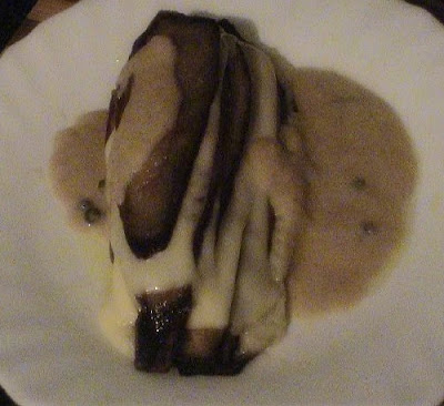 Milhojas De Berenjena Con Queso Y Salsa A La Pimienta