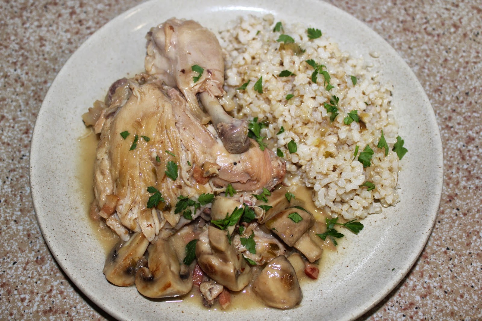 Menú De Hoy: Muslo Y Contramuslos De Pollo En Salsa De Vino Blanco Con Beicon Y Champiñones
