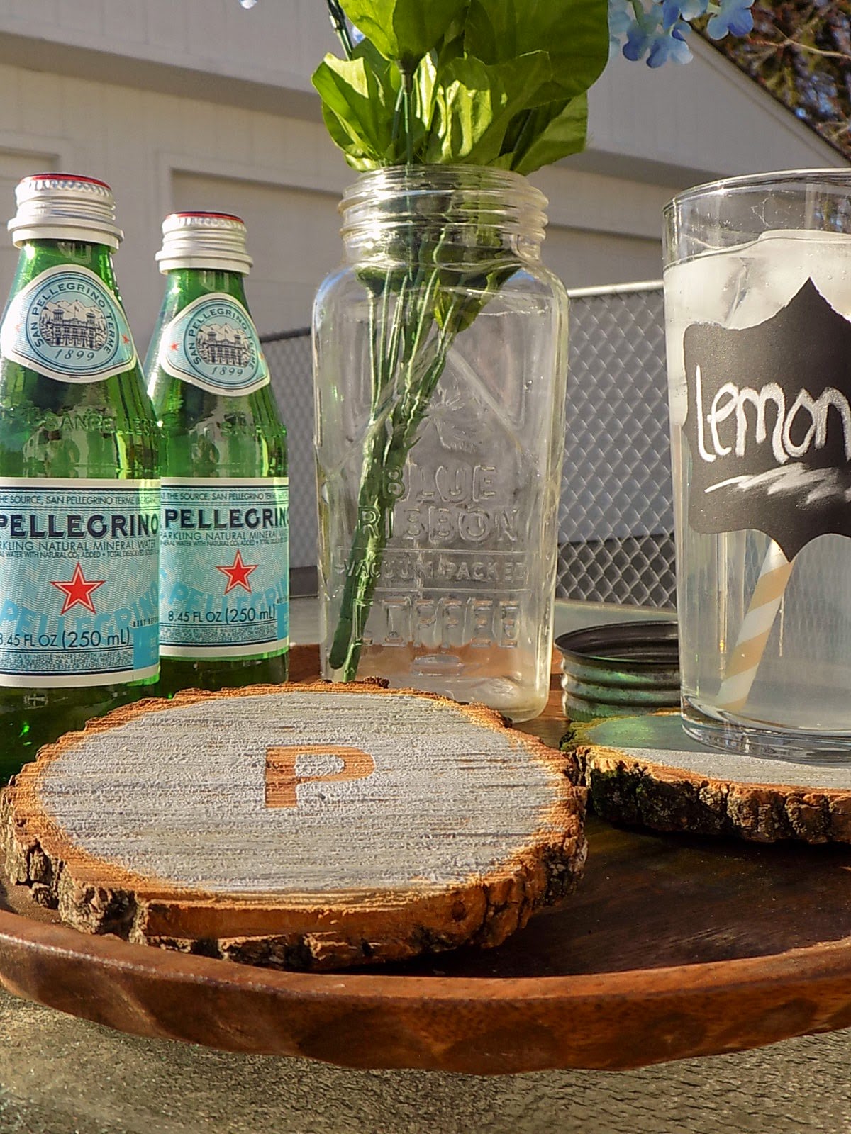 The Quaint Sanctuary { DIY Indoor/ Outdoor Rustic Wood Coasters }