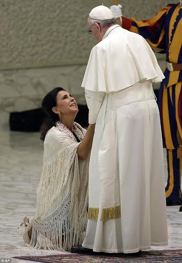 Spanish Singer Couldn't Contain Her Joy When She Met The Pope Spanish Singer Couldn't Contain Her Joy When She Met The Pope